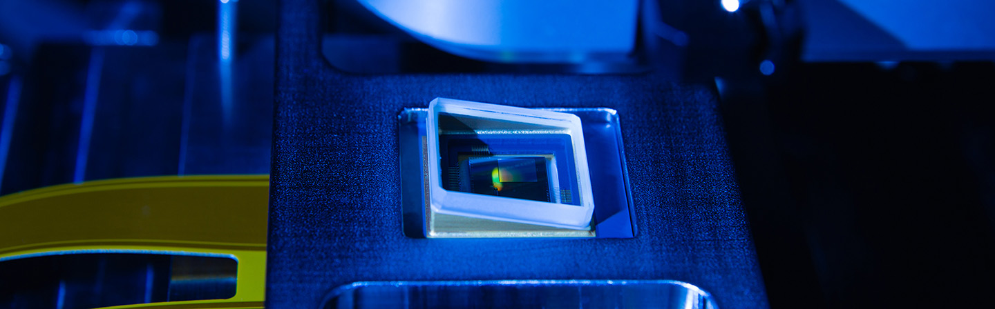 Image of a spatial light modulator with encapsulation from the Fraunhofer IPMS, consisting of 256x256 individually controlled micromirrors with a size of 16x16 μm²