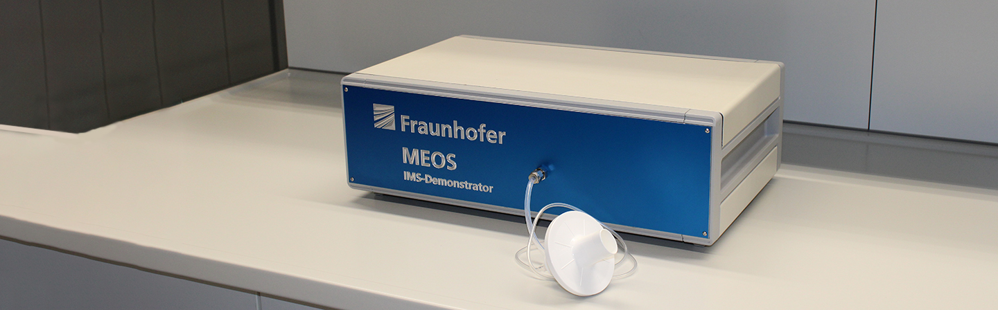 Hier ist der am Fraunhofer MEOS entwickelte Ionenmobilitätsspektrometrie-Demonstrator für die nicht-invasive Diagnostik zur Detektion von Biomarker-VOCs zu sehen. 